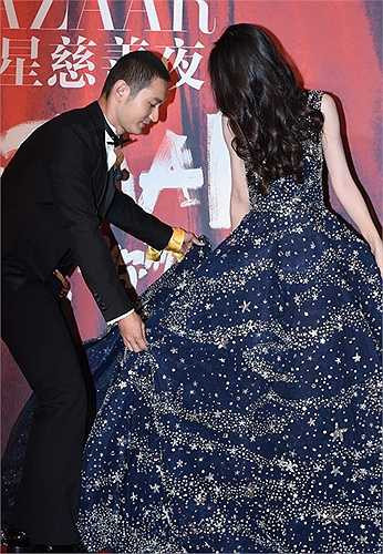 Huỳnh Hiểu Minh giúp bà xã chỉnh váy khi Angela baby gặp khó khăn khi di chuyển.