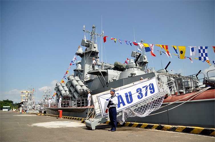 Hai chiếc tàu tên lửa tống công nhanh lớp Molniya HQ379 và HQ380 - Ảnh: Đức Trong (Nguồn: Tuổi trẻ)