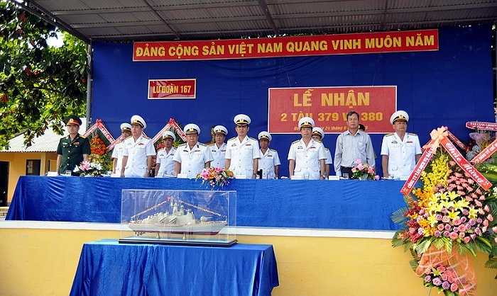 Các vị lãnh đạo vùng Hải quân 2 cũng tham dự lễ thượng cờ. 