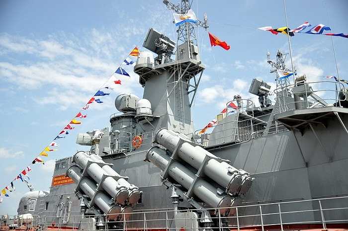 Đặc điểm nổi bật của hai tàu tên lửa tống công nhanh lớp Molniya là trang bị 16 tên lửa chống hạn cận âm Uran-E, được bố trí thành 4 module phóng hai bên thân tàu với 4 tên lửa Kh-35E - Ảnh: Đức Trong