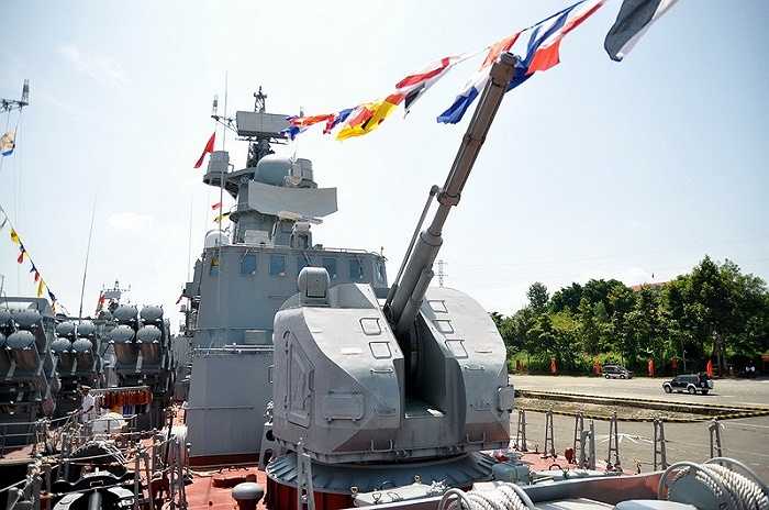 Pháo hạm tự động AK-176M, cự ly bắn khoảng 15km, cao 11km và tốc độ khoảng 120-130 viên/phút được đặc trước mũi tàu - Ảnh: Đức Trong