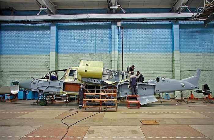 Các nhà báo được phép vào tham quan nhà máy