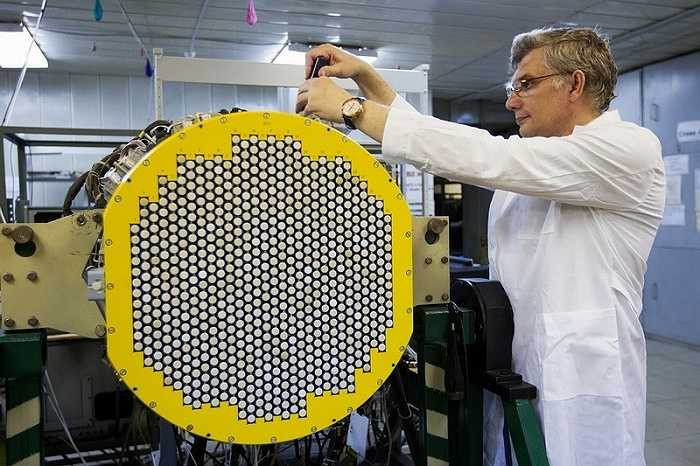 Một kỹ sư đang rắp hệ thống radar, giúp làm tăng phạm vi phát hiện, xác định và phân loại các nhóm và vật thể đơn lẻ