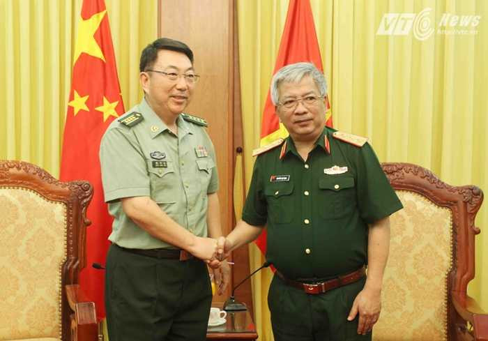 Thượng tướng Nguyễn Chí Vịnh Thứ trưởng Bộ Quốc phòng bắt tay Đại tá Chân Trung Hưng - Ảnh: Hồng Pha