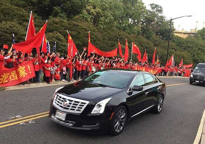 Dân Trung Quốc đang sinh sống ở Mỹ vẫy cờ khi ông Tập Cận Bình đến Washington