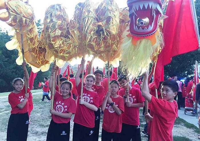 Sinh viên Trung Quốc ở Mỹ múa rồng đón ông Tập Cận Bình