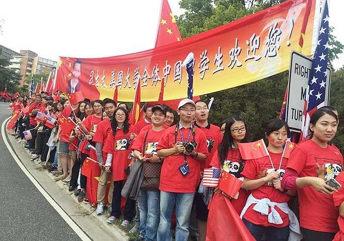 Du học sinh Trung Quốc đợi đón ông Tập Cận Bình