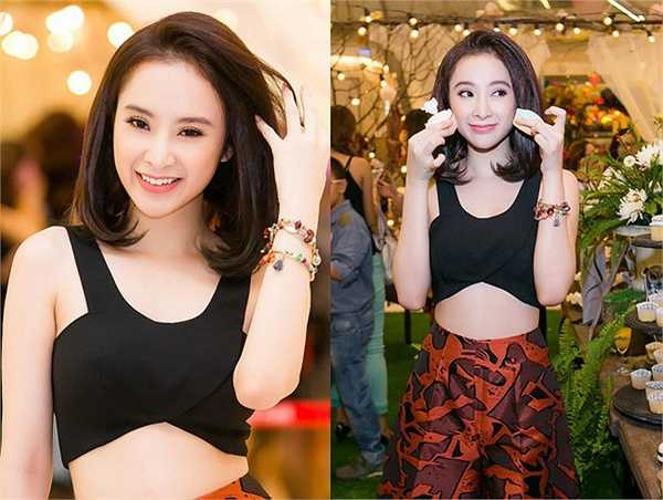 Chiếc áo crop top đen phối hợp chân váy họa tiết khiến người đẹp trẻ trung lôi cuốn trong sự kiện.