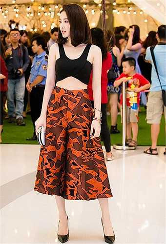 Công thức thời trang, áo crop top và chân váy được nữ diễn viên áp dụng thường xuyên.