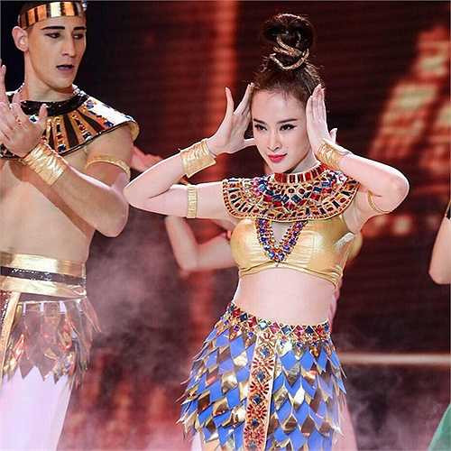 Ngay cả trên sân khấu, Angela cũng rất yêu chuộng mốt khoe eo lộng lẫy.