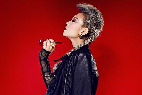 Minh Hằng chia sẻ, cô cảm thấy vui và phấn khởi vì số tiền được trích từ việc bán album đang ngày một tăng dần và cô nàng đang “âm mưu” kế hoạch tổ chức đêm nhạc gây quỹ từ thiện cho trẻ em nghèo đến trường sẽ ra mắt vào cuối năm nay.