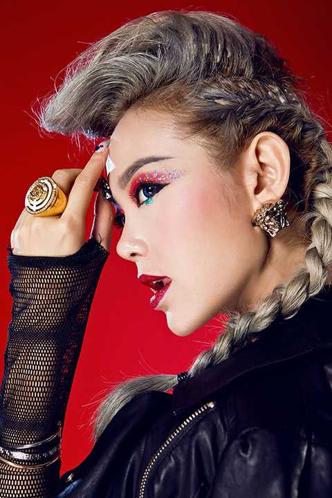 Trái ngược với hình ảnh một Minh Hằng dịu dàng khi yêu, cô ca sĩ sinh năm 1987 đã làm những người yêu mến không khỏi bất ngờ vì sự “nổi loạn” trong bộ ảnh mới. 