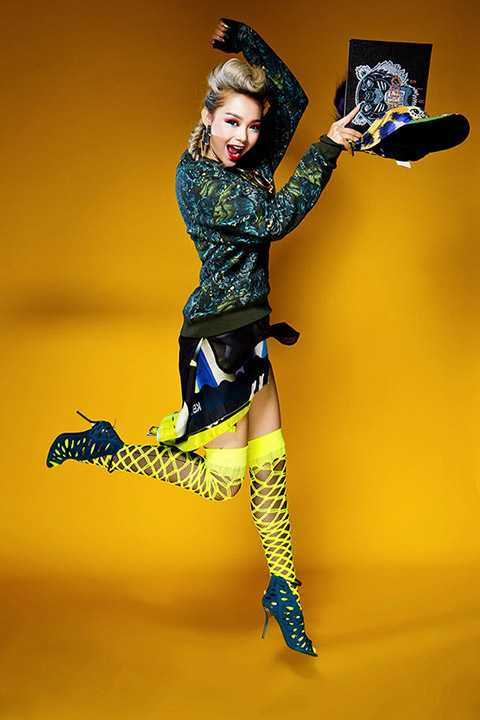 Phần trang điểm cũng rất nhiều màu sắc nhằm tạo nên một Minh Hằng trẻ trung, vừa cá tính vừa nghịch ngợm, nổi loạn trong chừng mực nhưng vẫn giữ được chất ngọt ngào vốn có.