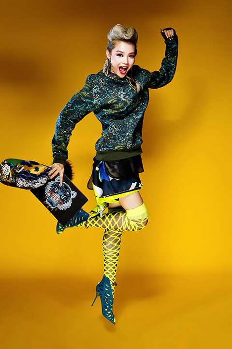 Phong cách thời trang ấn tượng này được sylist Lyskeli thực hiện riêng cho người ngoài hành tinh Minh Hằng.