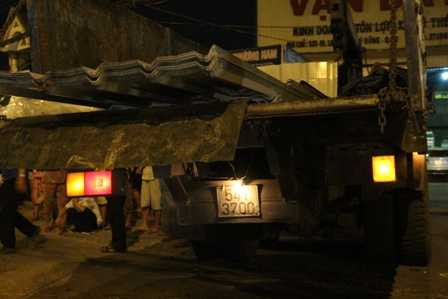 Bị xe tải lùi trúng, nam thanh niên chết thảm