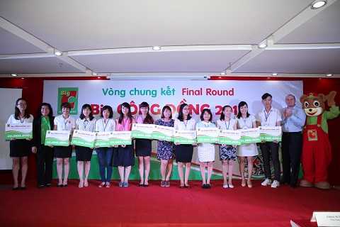 TGD He thong sieu thi Big C va Pho Chu tich Hoi Bao tro Tre em Tp. HCM trao tai tro cho cac du an Big Cong dong 2015.JPG