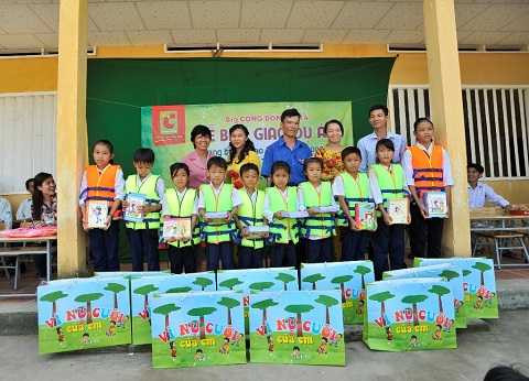 Ban giao du an Trang bi ao phao cho va cai tao phong hoc (tinh Long An) - Bo phan PR.JPG