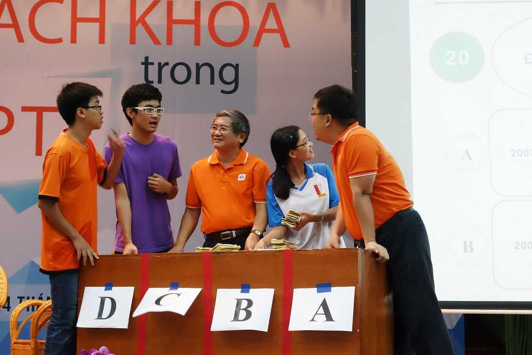 Các diễn giả cùng sinh viên tham gia vào những trò chơi thú vị