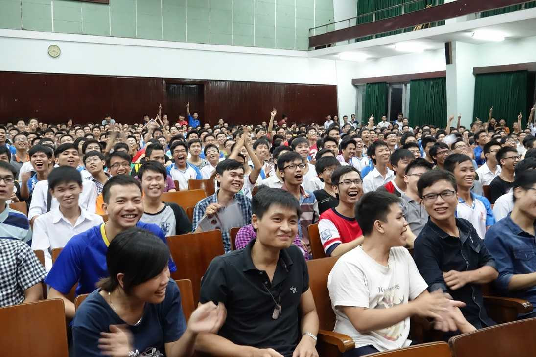 Sinh viên Bách khoa thích thú với phần giao lưu của các diễn giả