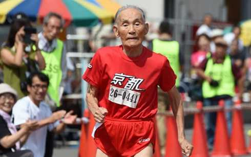 Cụ Hidekichi Miyazaki 105 tuổi tiếp tục lập kỳ tích chạy nước rút 100m