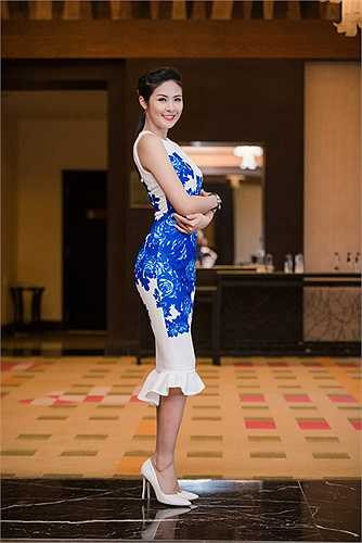 Hoa hậu Việt Nam 2010 khoe sắc vóc gợi cảm trong thiết kế ôm sát.