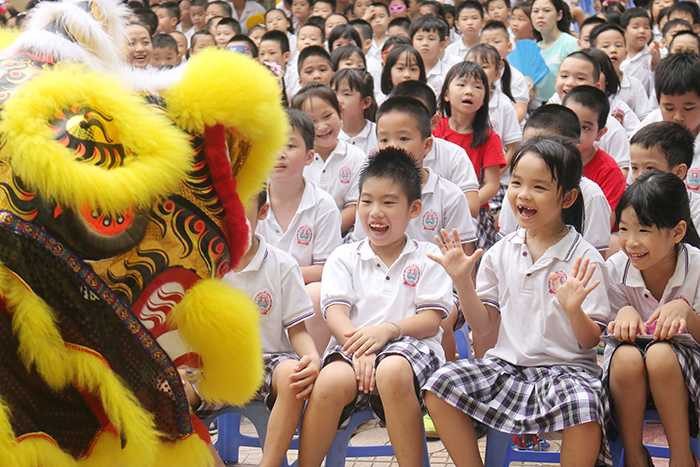 Múa sưa tử thu hút sự chú ý đặc biệt của các em nhỏ