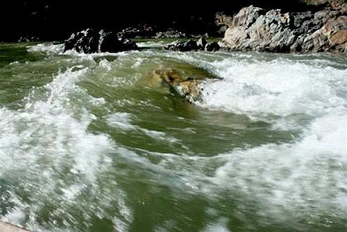  Không ít ngư dân đi săn cá trên sông Đà - vùng có cá chiên to, khỏe, phải đối diện với dòng nước dữ và những con 'quái vật sông nước'. Người dân vừa lặn xuống nước sâu, vừa có thể bị cá quẫy, kéo cho mệt lử, thậm chí bị thương khi gặp cá to khỏe. 