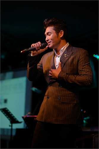 Nguyễn Hồng Ân thể hiện ca khúc chủ đề 'Hạnh phúc mang theo' để dành tặng cho các khách mời có mặt tại sự kiện.