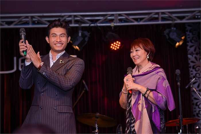 Nữ danh ca đặt nhiều niềm tin vào quỹ từ thiện 'Ánh sáng từ tâm' của nam ca sỹ sẽ ngày càng phát triển để giúp đỡ thêm được nhiều mảnh đời khó khăn như tâm nguyện của nam ca sỹ gốc Phan Thiết. 