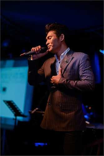 Chia sẻ về sự kết hợp với các nữ danh ca, anh nói: 'Các chị là thần tượng từ thuở bé của Nguyễn Hồng Ân. Tôi sưu tầm hình ảnh, nghe nhạc của họ cả ngày. Khi bước chân vào con đường ca hát, tôi luôn mơ có một ngày được song ca cùng họ.' 