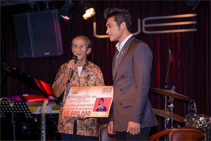 'Được hát nhạc Lam Phương và song ca cùng 4 nữ diva vang bóng một thời vì mục đích thiện nguyện, tôi nghĩ mình đã có được những kỷ niệm đẹp nhất trong sự nghiệp âm nhạc', Hồng Ân thành thật chia sẻ.