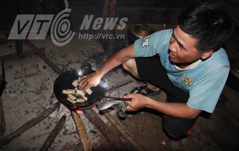 Mùa A Tà nhúng tay vào chảo mỡ sôi Mùa A Tà nhúng tay vào chảo mỡ sôi