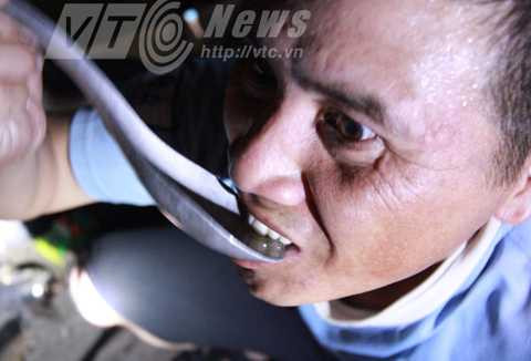 Mùa A Tà uống cả muôi mỡ sôi Mùa A Tà uống cả muôi mỡ sôi