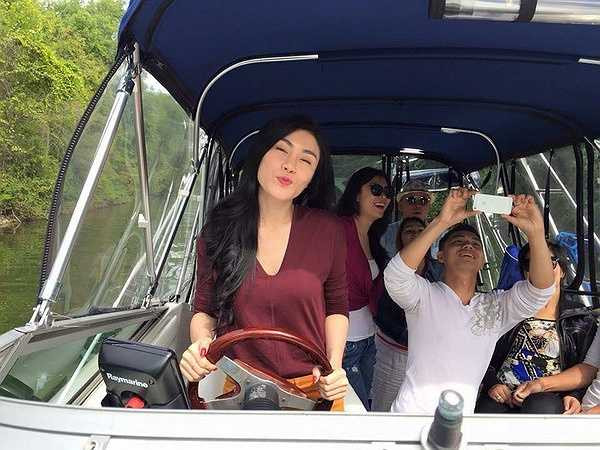 Uyên Trang thích thú khi tự mình lái thuyền tại Lake Simcoe.