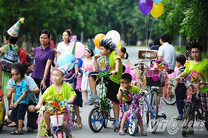 Từ những chiếc xe đạp, xe ba bánh, xe scooter sử dụng thường ngày, các em sẽ thỏa sức sáng tạo để biến hóa thành những nhân vật yêu thích như các nhân vật hoạt hình, nhân vật cổ tích, robot trái cây, xe bí ngô, chú hề trong rạp xiếc hay siêu nhân…