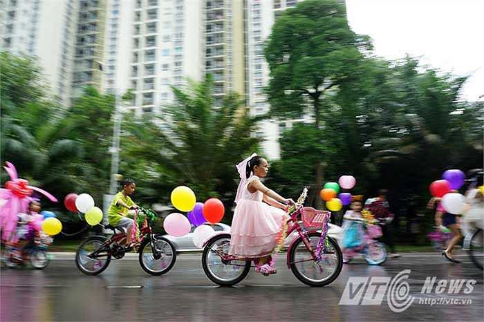 Bên cạnh buổi diễu hành, chương trình Ecoparade còn tổ chức nhiều hoạt động vui chơi dành cho trẻ em như xiếc, ảo thuật đường phố, múa lân, hội chợ, ca nhạc thiếu nhi… Đây cũng là một cơ hội tốt để các em tiếp cận thực tế với thiên nhiên, thể hiện tình yêu thiên nhiên và ý thức chăm sóc, bảo vệ môi trường thông qua các hoạt động bổ ích trong chương trình. (Ảnh: Việt Linh)