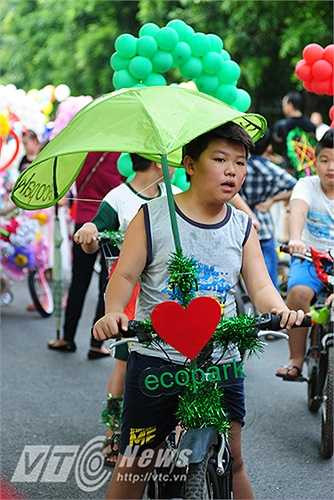 Chị Nguyễn Diệu Linh (Hà Nội) chia sẻ: ‘Chương trình năm ngoái gia đình tôi đã cho cháu sang Ecopark tham gia. Cháu đã nhắc rất nhiều về cuộc thi. Năm nay từ khi chưa thấy BTC phát động, cháu đã chủ động hỏi tôi bao giờ thì được trang trí xe đạp và tham gia diễu hành tiếp.’