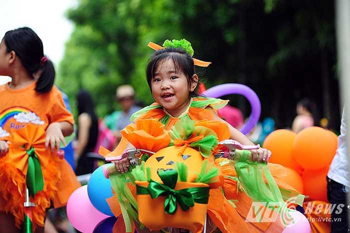 Những chiếc xe đạp được các em nhỏ trang trí với rất nhiều màu sắc, hình dáng đa dạng.