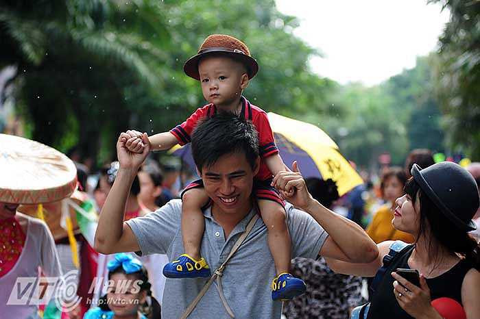 Không chỉ những em nhỏ có xe đạp mới được tham gia, mà còn rất nhiều gia đình cũng cùng tham gia vào buổi diễu hành.