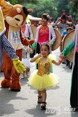 Quãng đường diễu hành với tổng chiều dài là 600m.