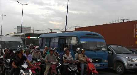 Container liên tiếp gây tai nạn, hàng ngàn xe cộ 'giậm chân' trên xa lộ