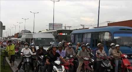 Container liên tiếp gây tai nạn, hàng ngàn xe cộ 'giậm chân' trên xa lộ