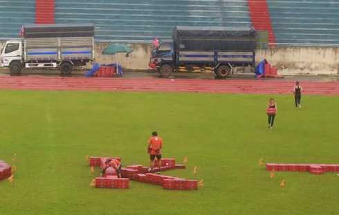 Chỉ khi đội Nâu đến, BTC Cuộc đua kỳ thú mới sắp xếp dù và bạt cho hai đội.