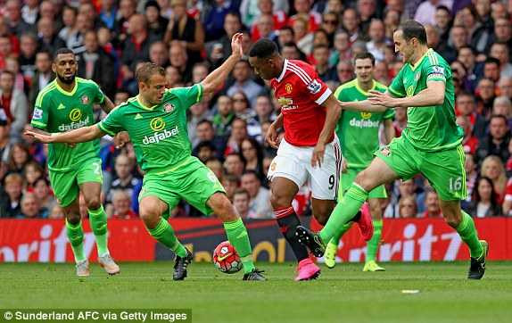 Martial bị hậu vệ Sunderland kèm rất chặt