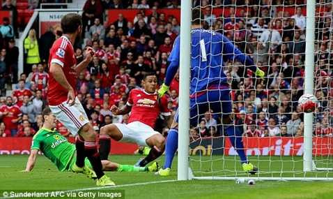 Depay ghi bàn đầu tiên tại Premier League