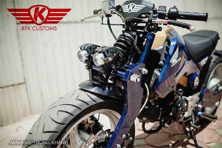 Toàn bộ phần đầu của xe đã bị loại bỏ, thay vào đó là càng trước có dạng Girder được chế tác thủ công, với cặp đèn siêu sáng projector như 2 'con mắt' dữ dằn nằm phía trước. 