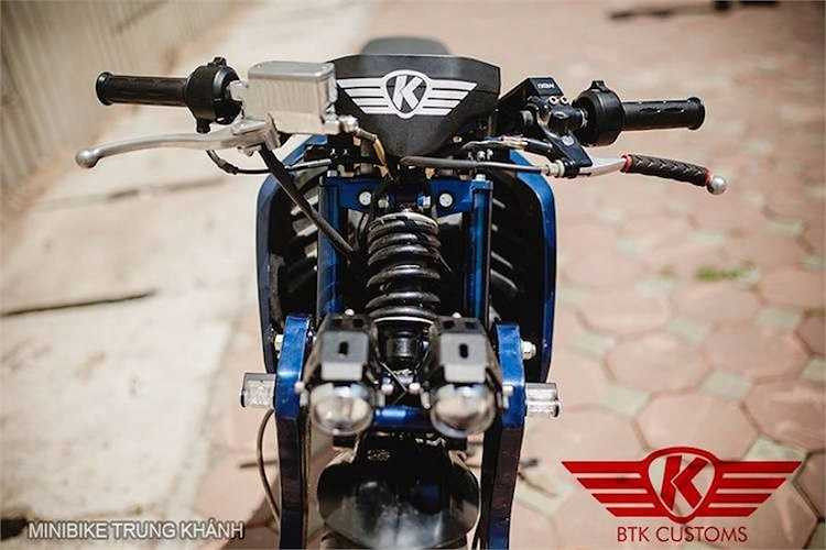 Với thiết kế càng trước mới, giảm xóc của xe đã được chuyển lên gần cổ phốt và có dạng monoshock. 