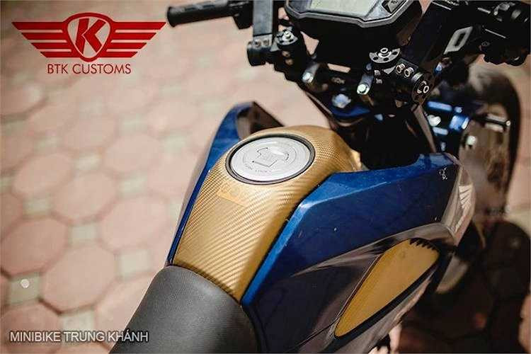 Các chi tiết ốp nhựa đen trên MSX được dán decal vân carbon màu vàng cam để tạo điểm nhấn. 