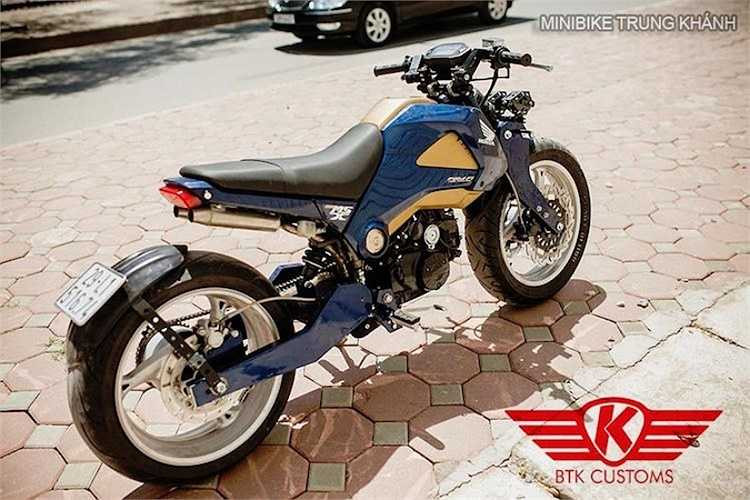 Tương tự càng trước, phần gắp sau của xe cũng đã được độ lại hoàn toàn thủ công. 