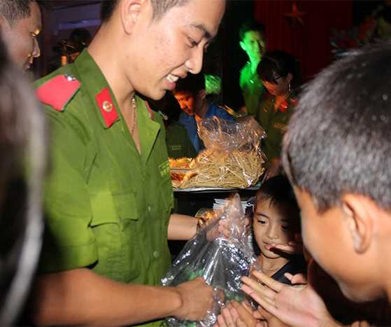 Hội đồng hương Bắc Giang, học viện Cảnh sát mang trung thu đến với trẻ em